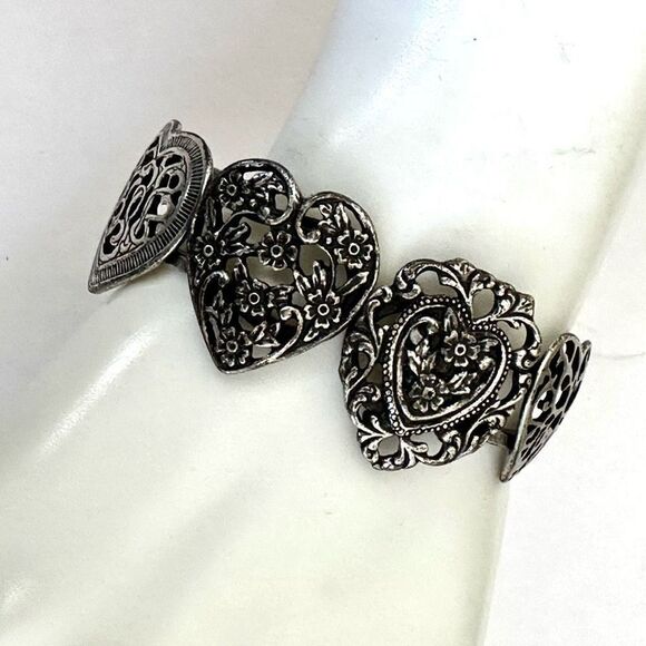 Silver tone heart bracelet - Picture 1 of 8